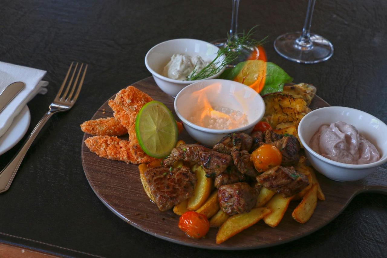 Antay Hotel & Spa Arica Esterno foto A selection of tapas