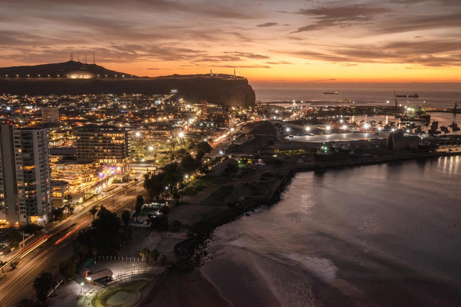 Antay Hotel & Spa Arica Esterno foto View of the city at night